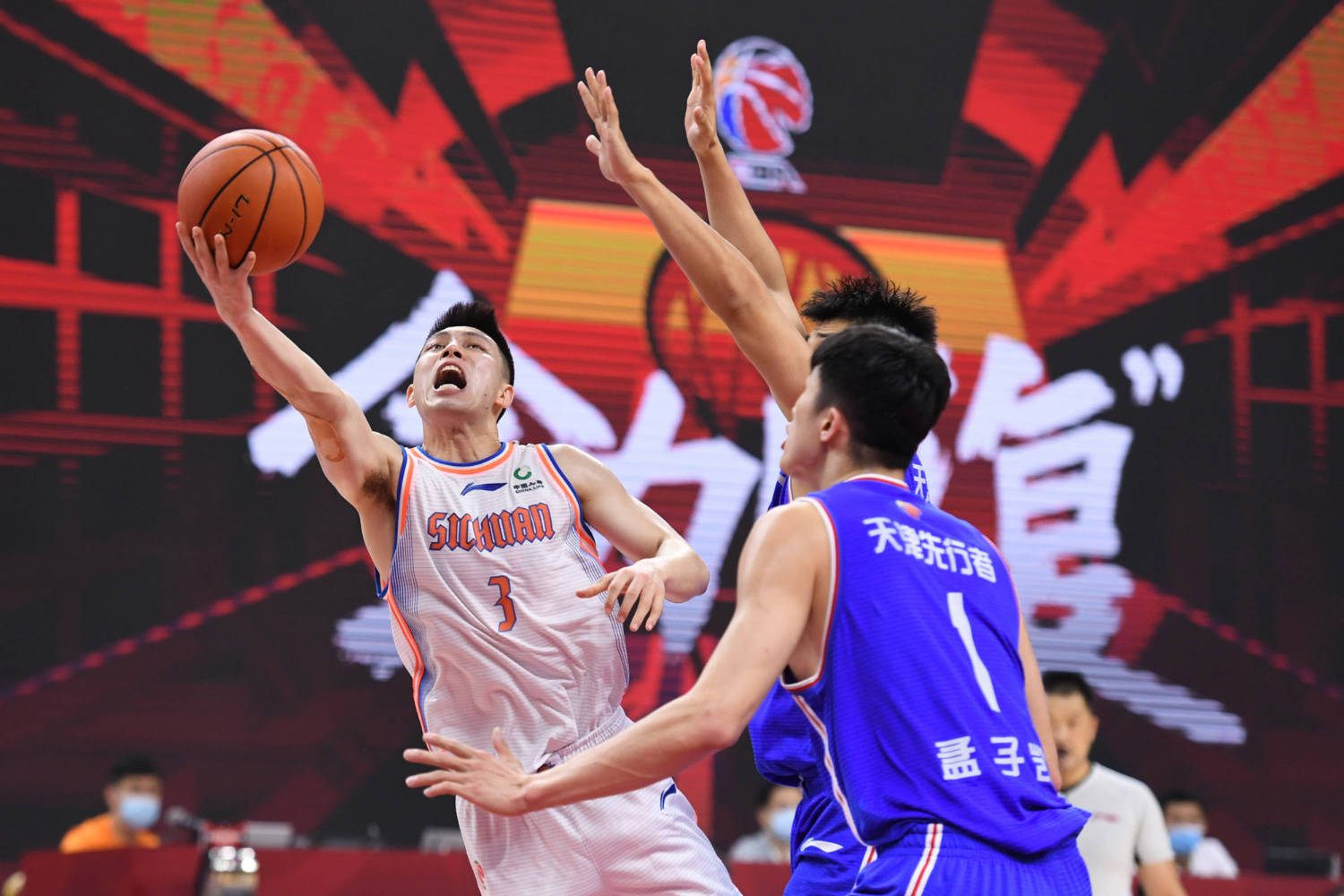 四川队主教练精心部署,指导队员全力拼搏 四川队主教练精心部署,指导队员全力拼搏