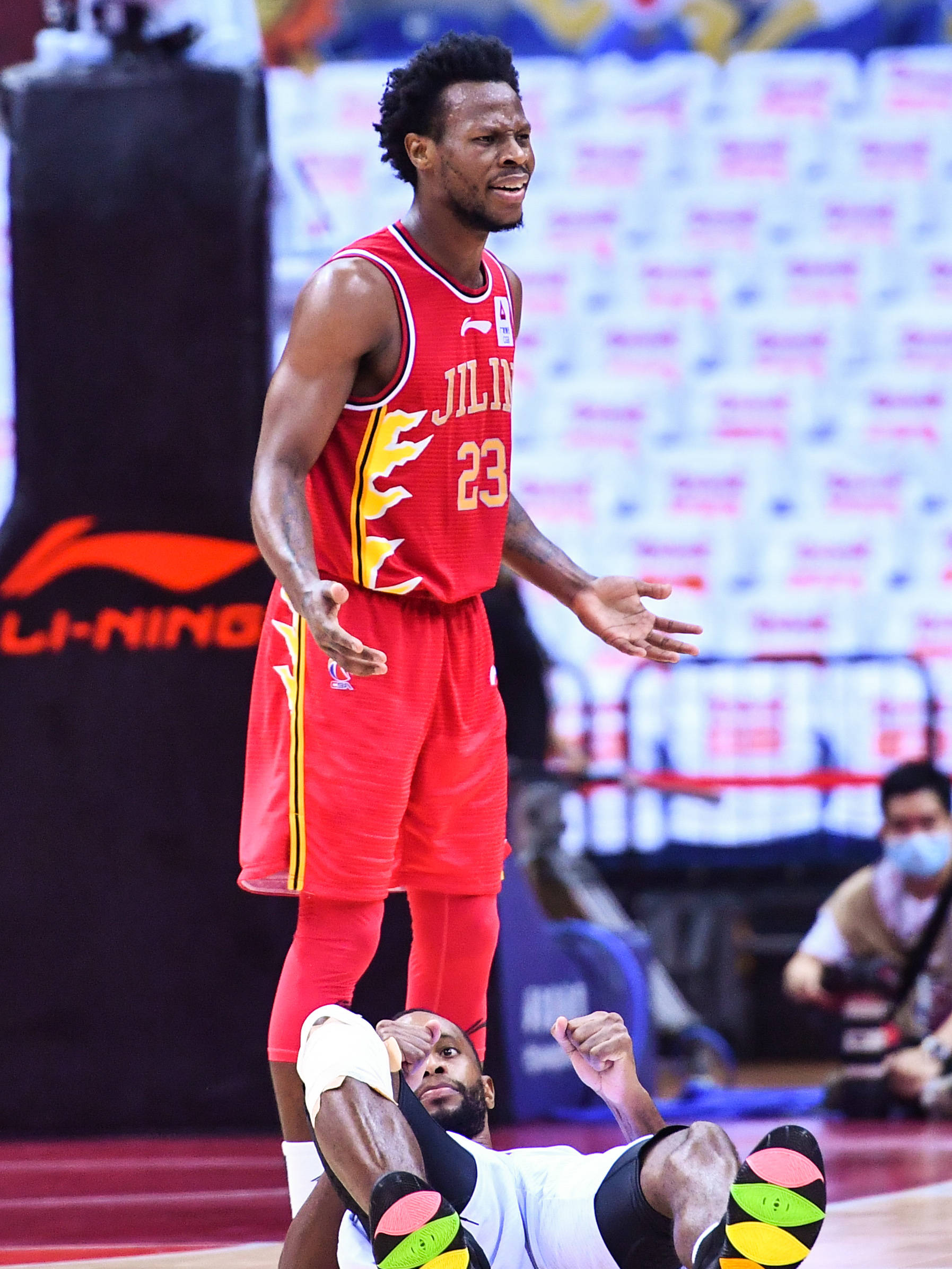 欧洲冠军联赛季后赛胜负悬疑,球星亮相 欧洲冠军联赛季后赛胜负悬疑,球星亮相