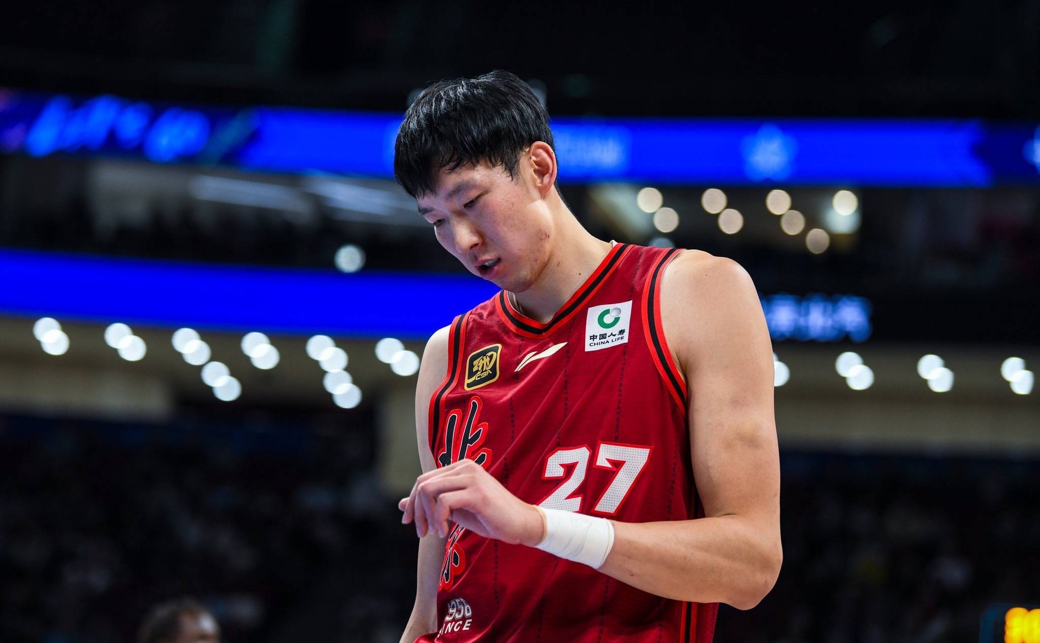 周琦一人遭遇五人夹防出色表现引众人惊叹的简单介绍