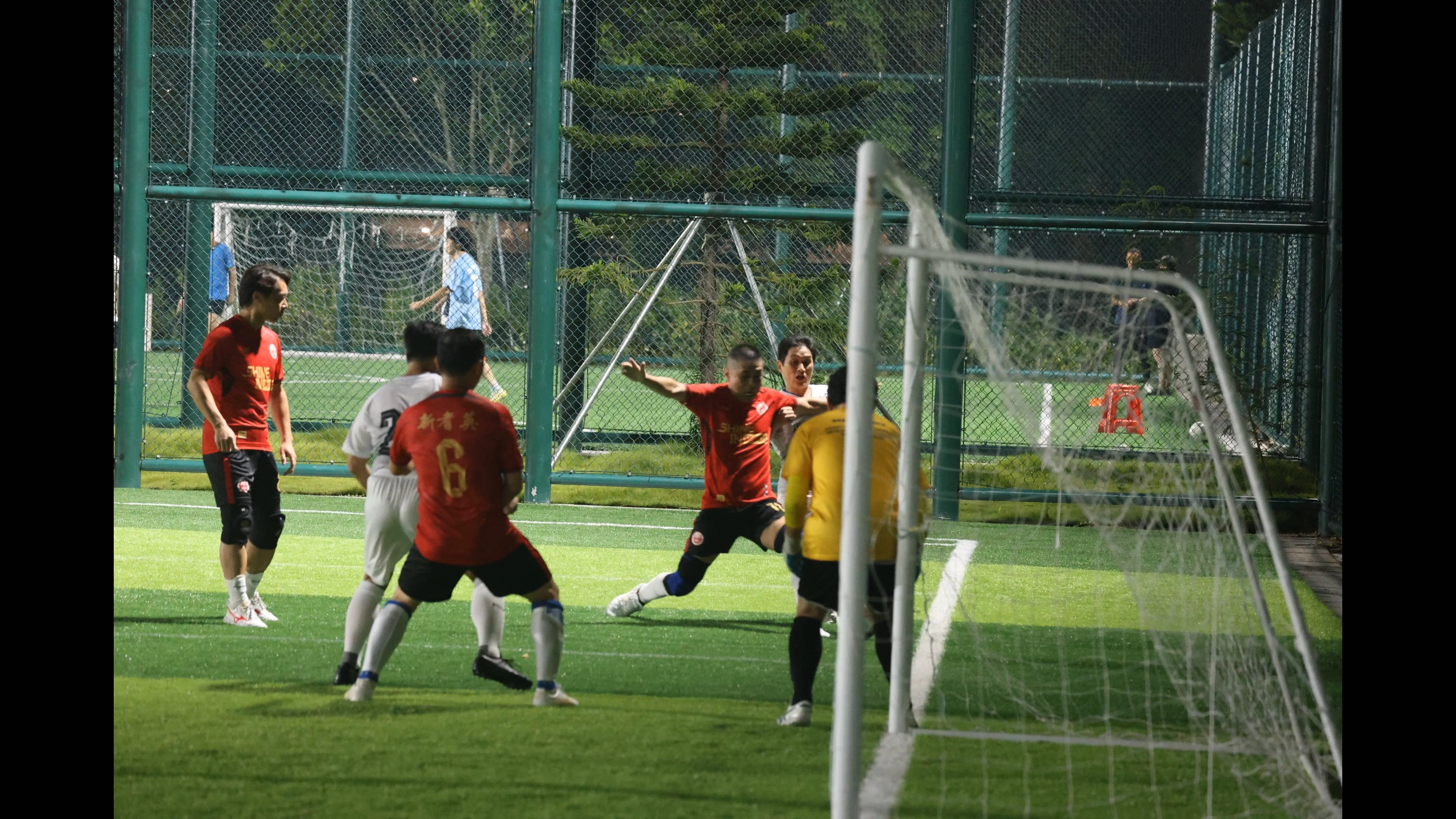 足球比赛场上精彩瞬间，动人心弦