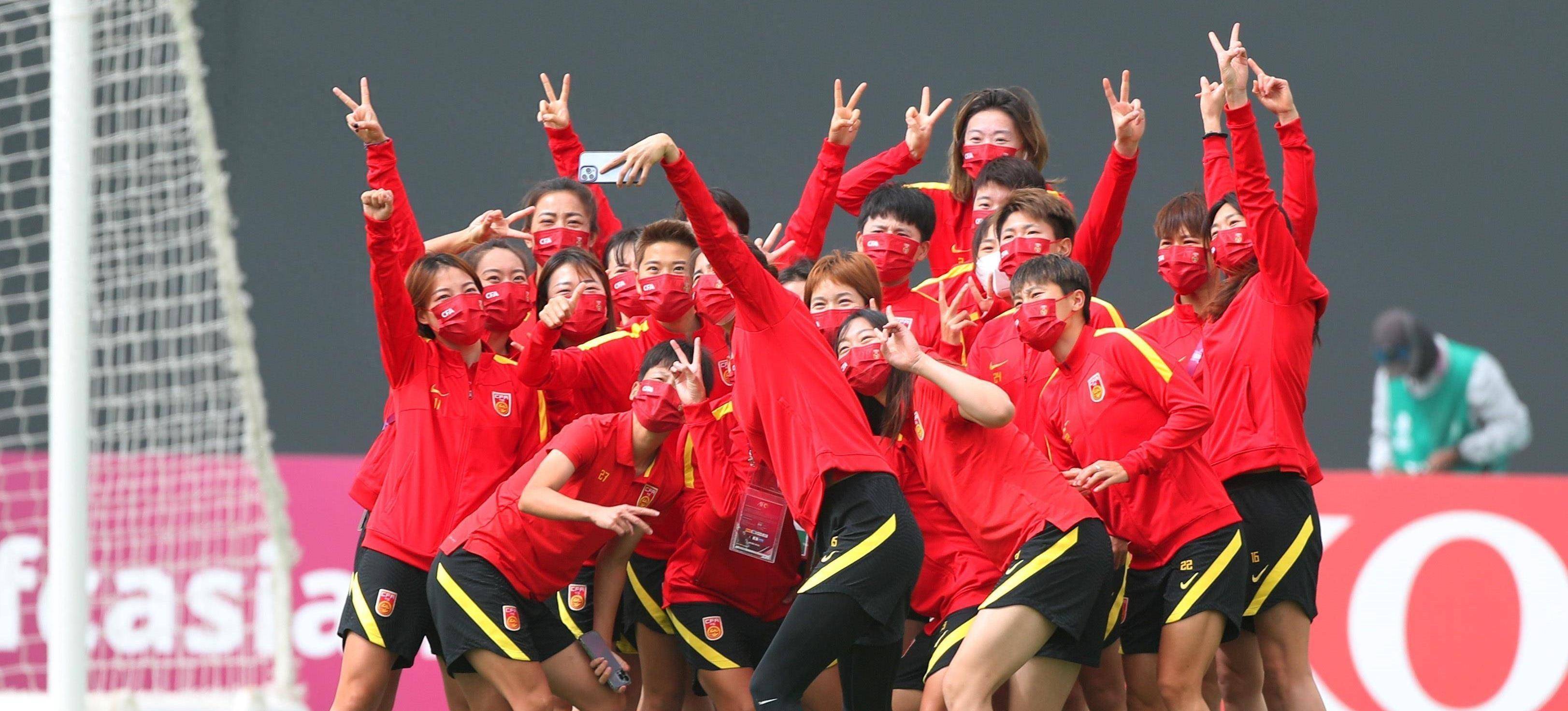 包含女足比赛掀起狂潮，观众热情高涨的词条