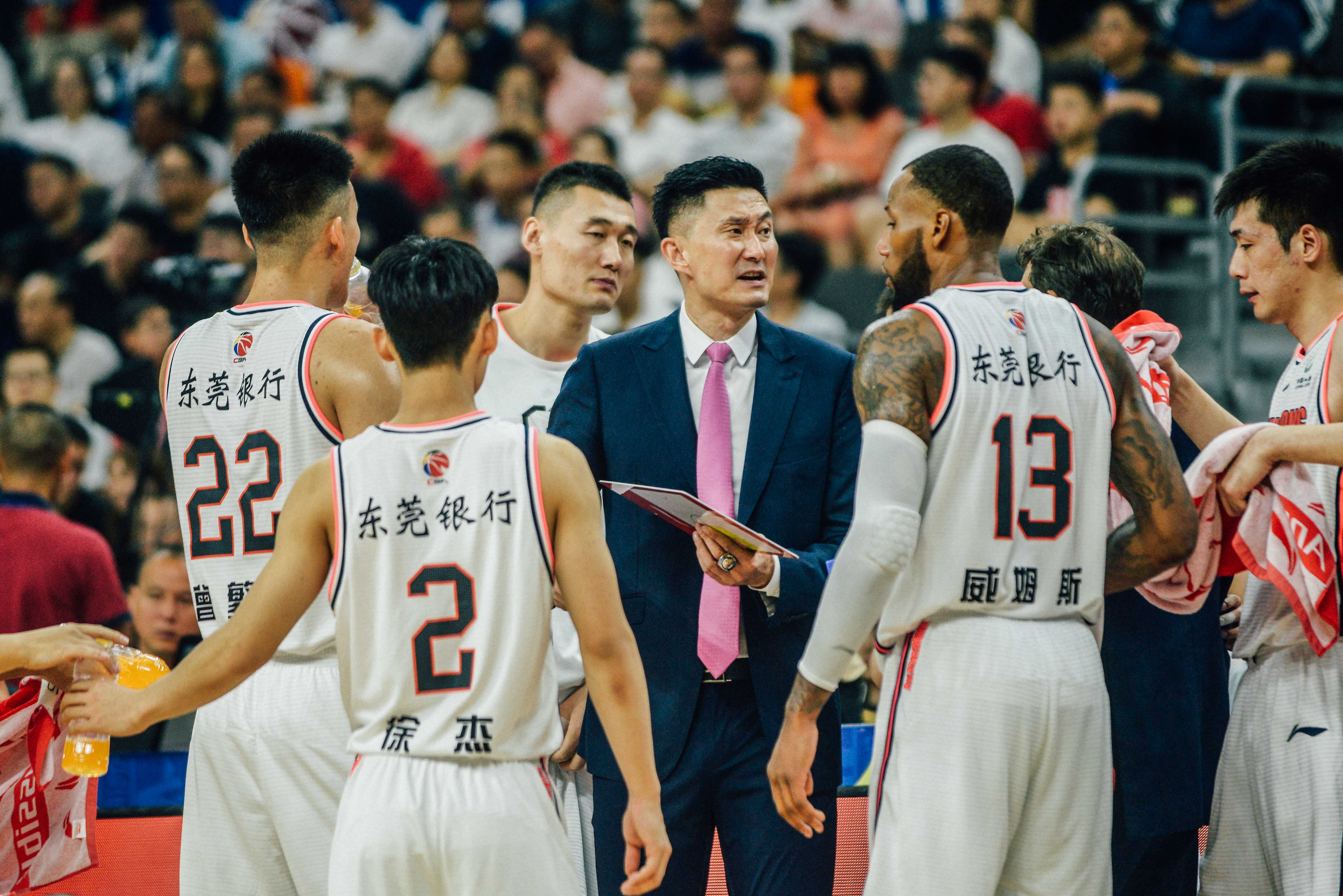 体育竞技场面激烈紧张，观众眼前一亮