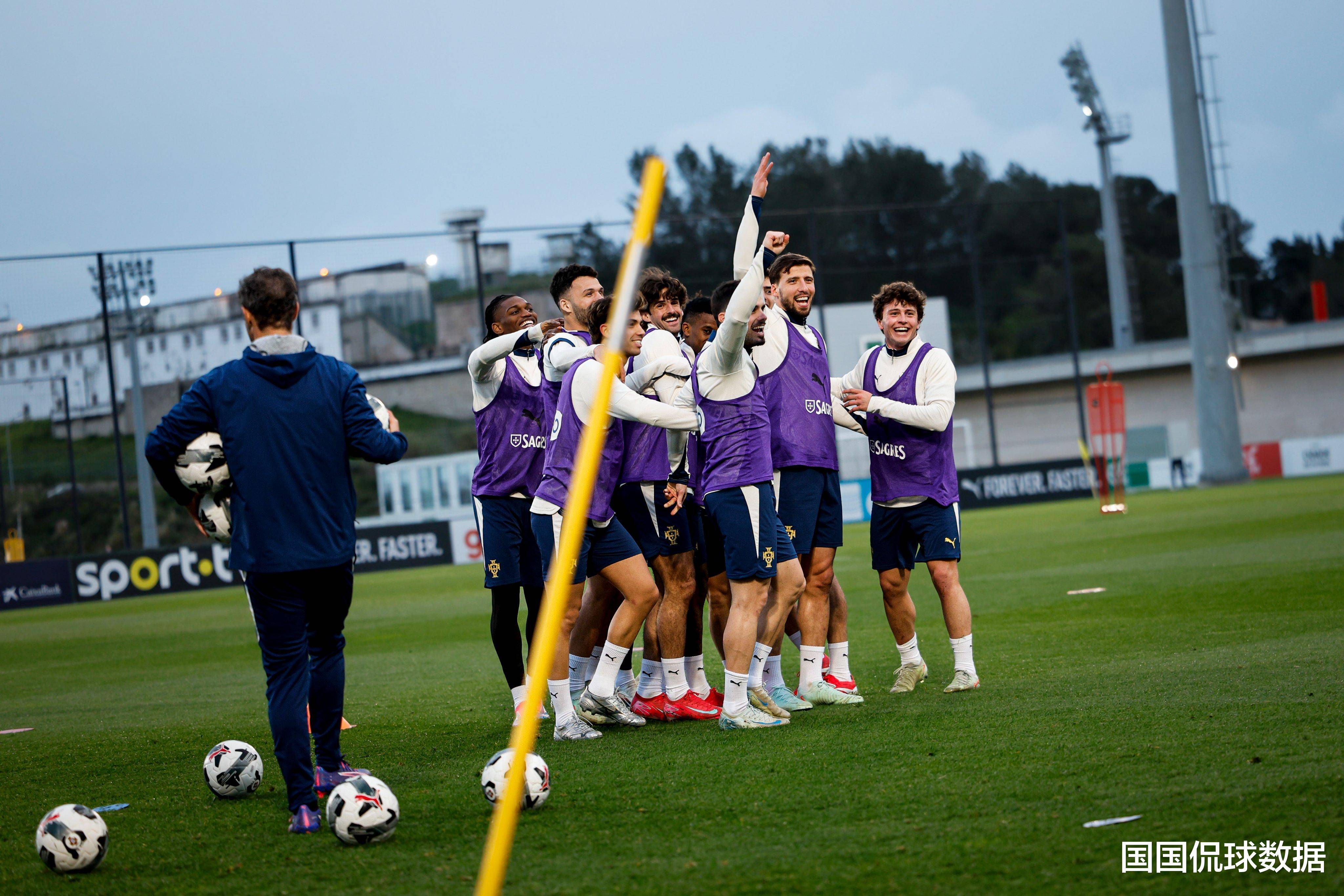 包含欧国联赛争夺激烈，球队拼尽全力的词条