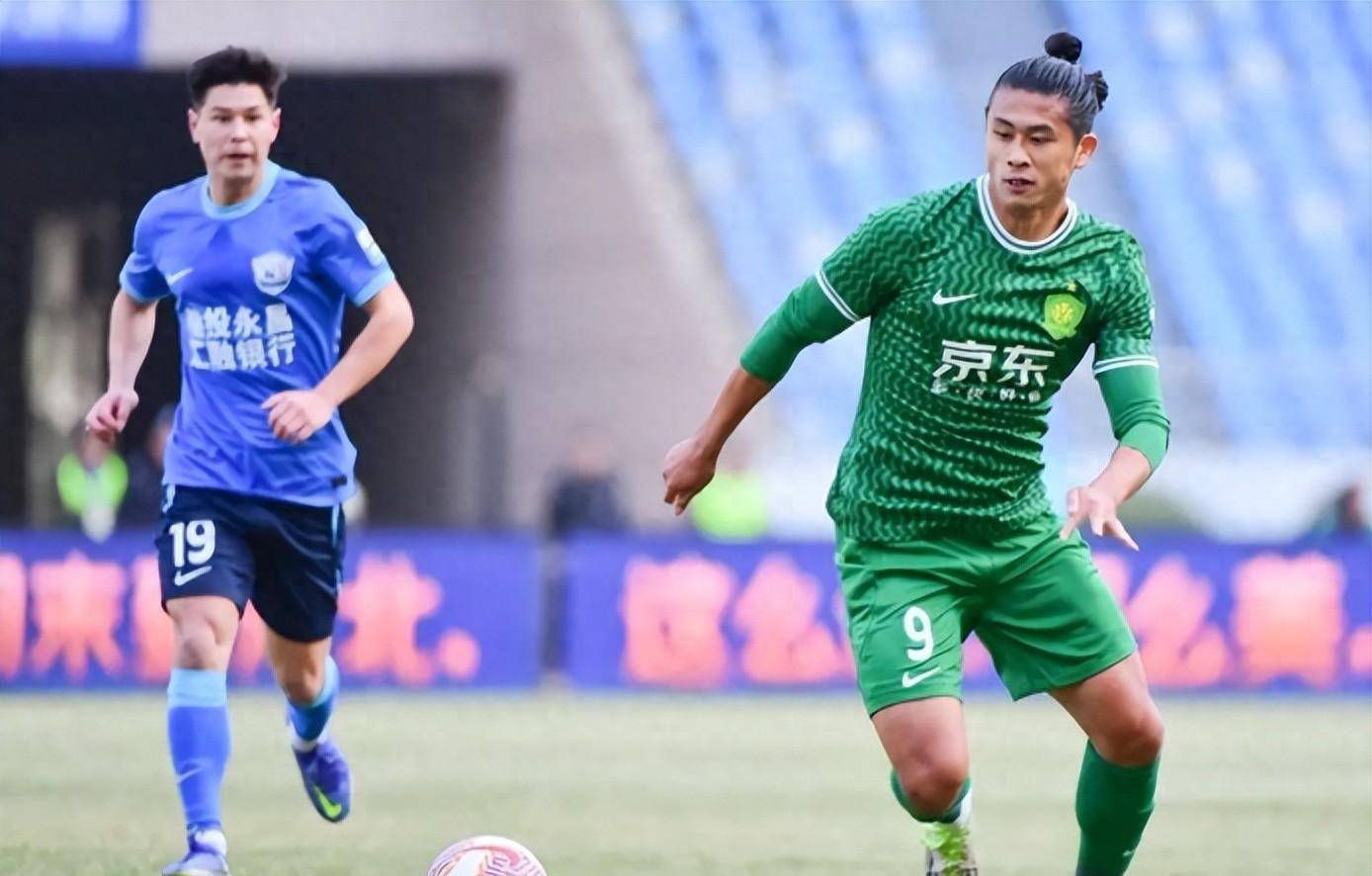 悉尼足球赛事中球员技艺精湛，出色表现受赞誉