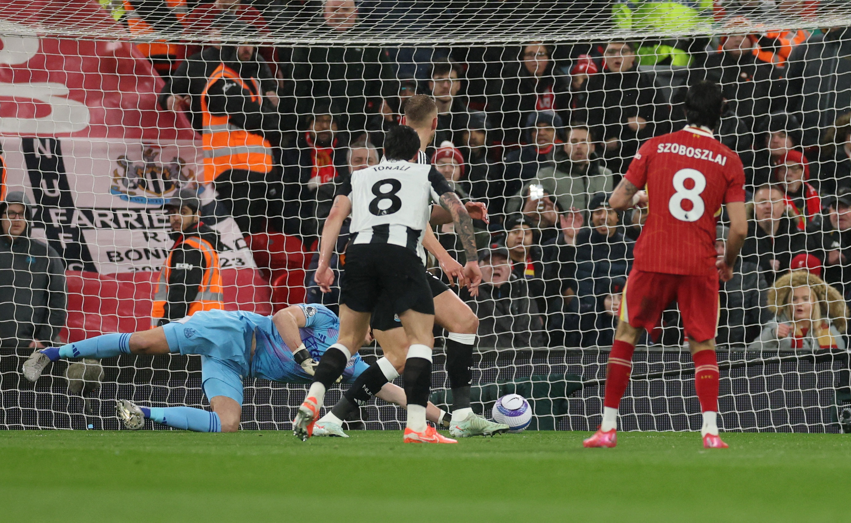 包含足球比赛场上激战连连，球队实力逐渐显现的词条