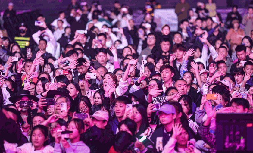 开云体育下载-观众情绪高涨，现场气氛热烈无比