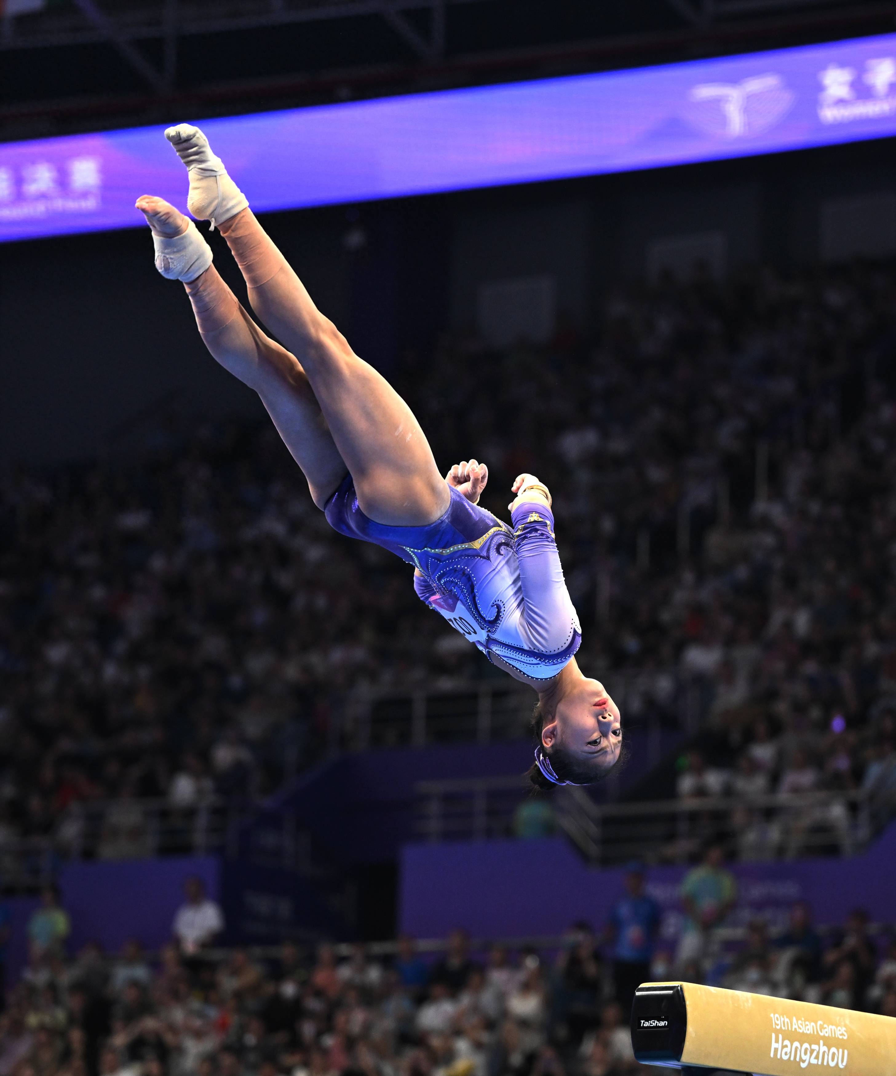 竞技体操选手优雅登台赢得掌声