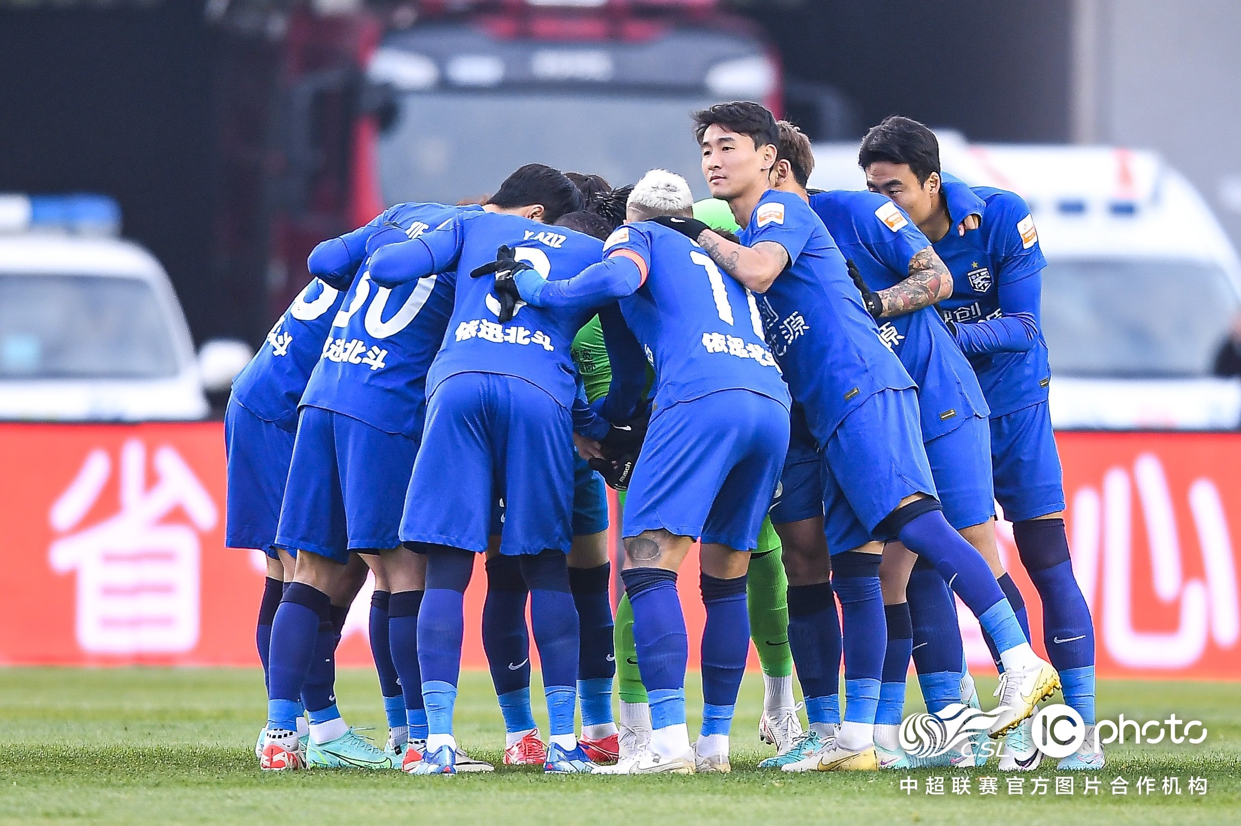 热门球队继续高歌猛进，赢得球迷喝彩