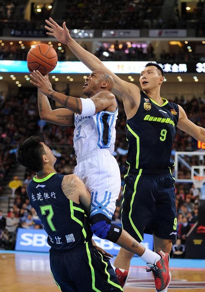 广东队员发挥出色，战胜对手晋级到下一轮