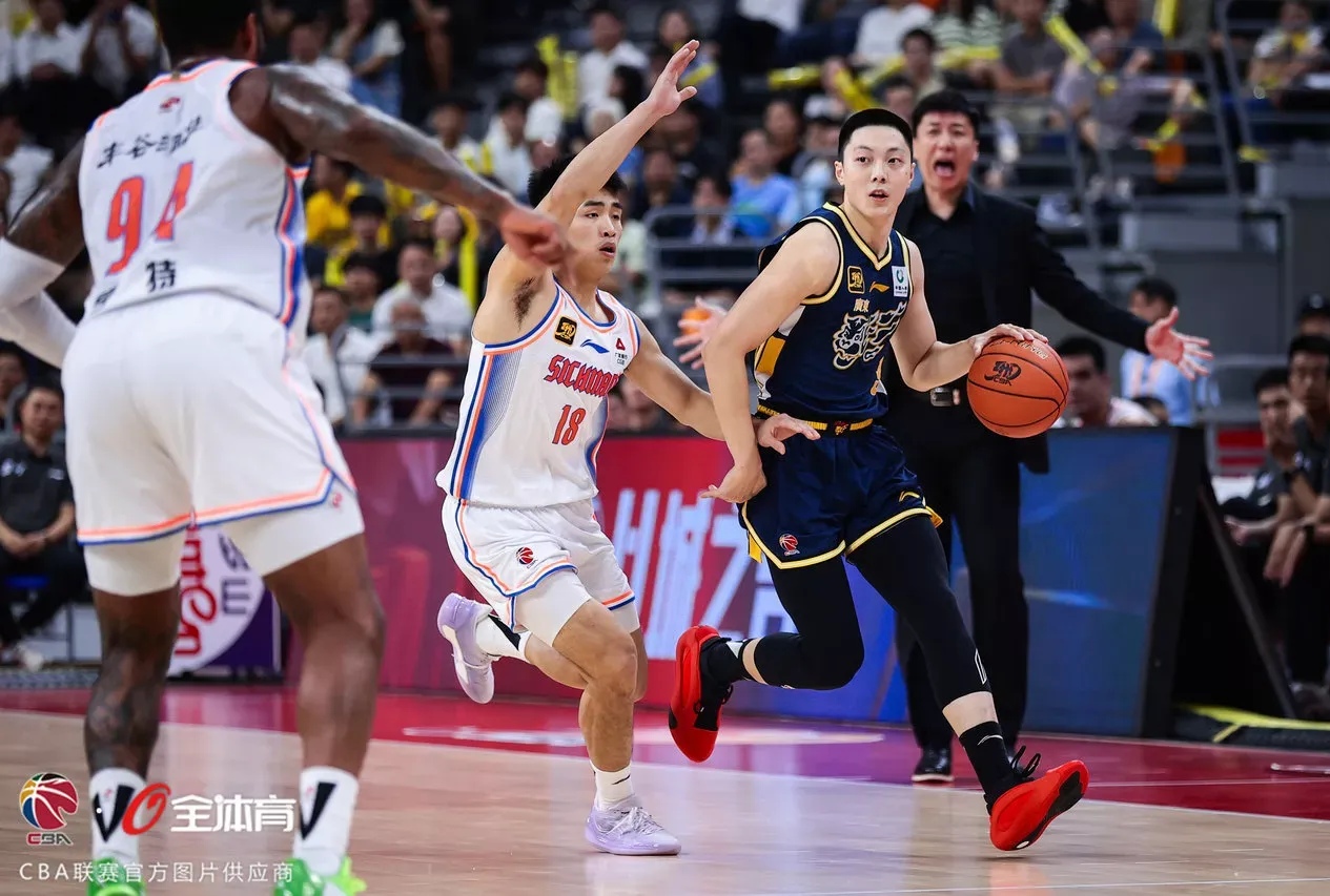 广东队员发挥出色，战胜对手晋级到下一轮