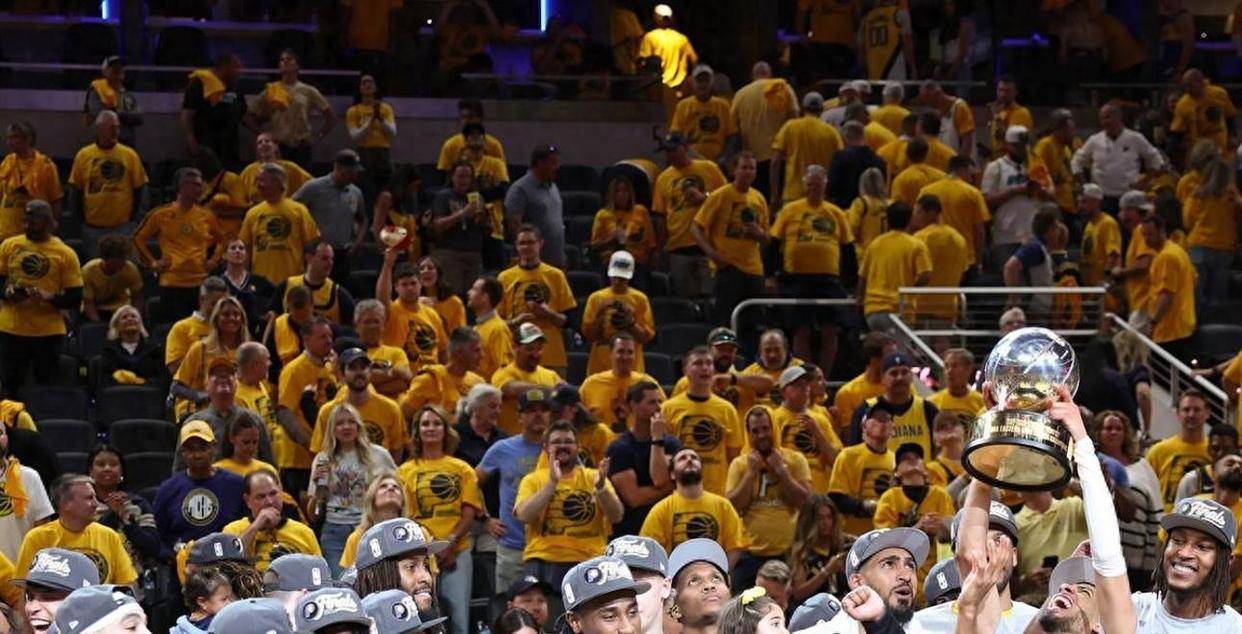 篮球比赛上演绝杀，球迷沸腾欢呼的简单介绍