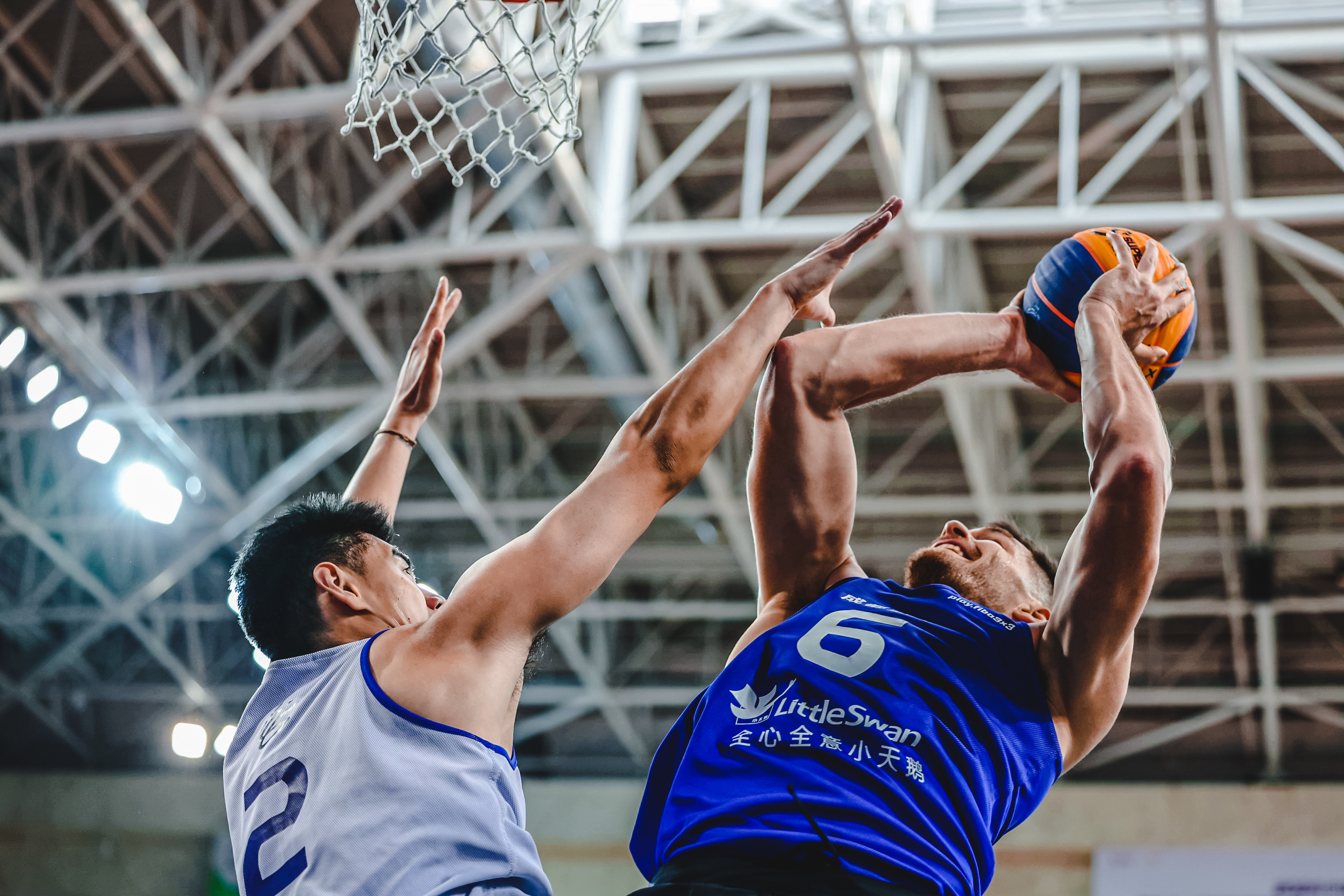 篮球比赛上演绝杀，球迷沸腾欢呼的简单介绍