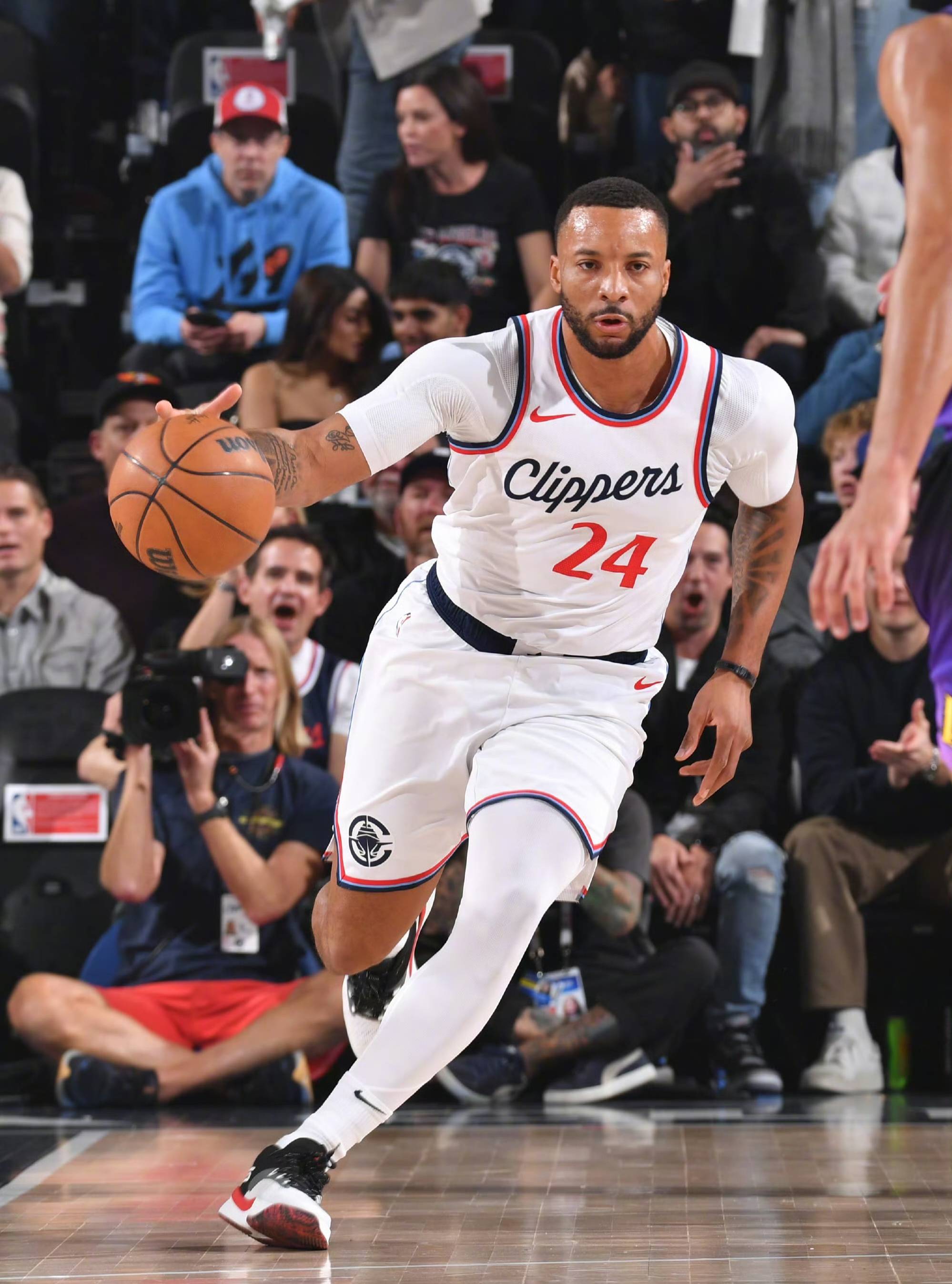 快船队战胜黄蜂队，取得两连胜