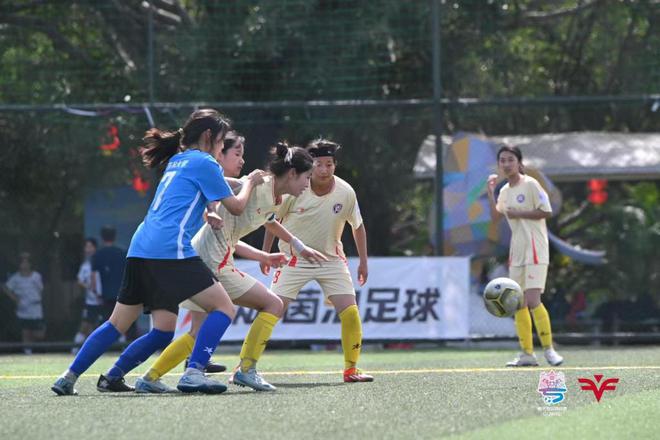 精彩的足球对决，女运动员展现出强大实力的简单介绍