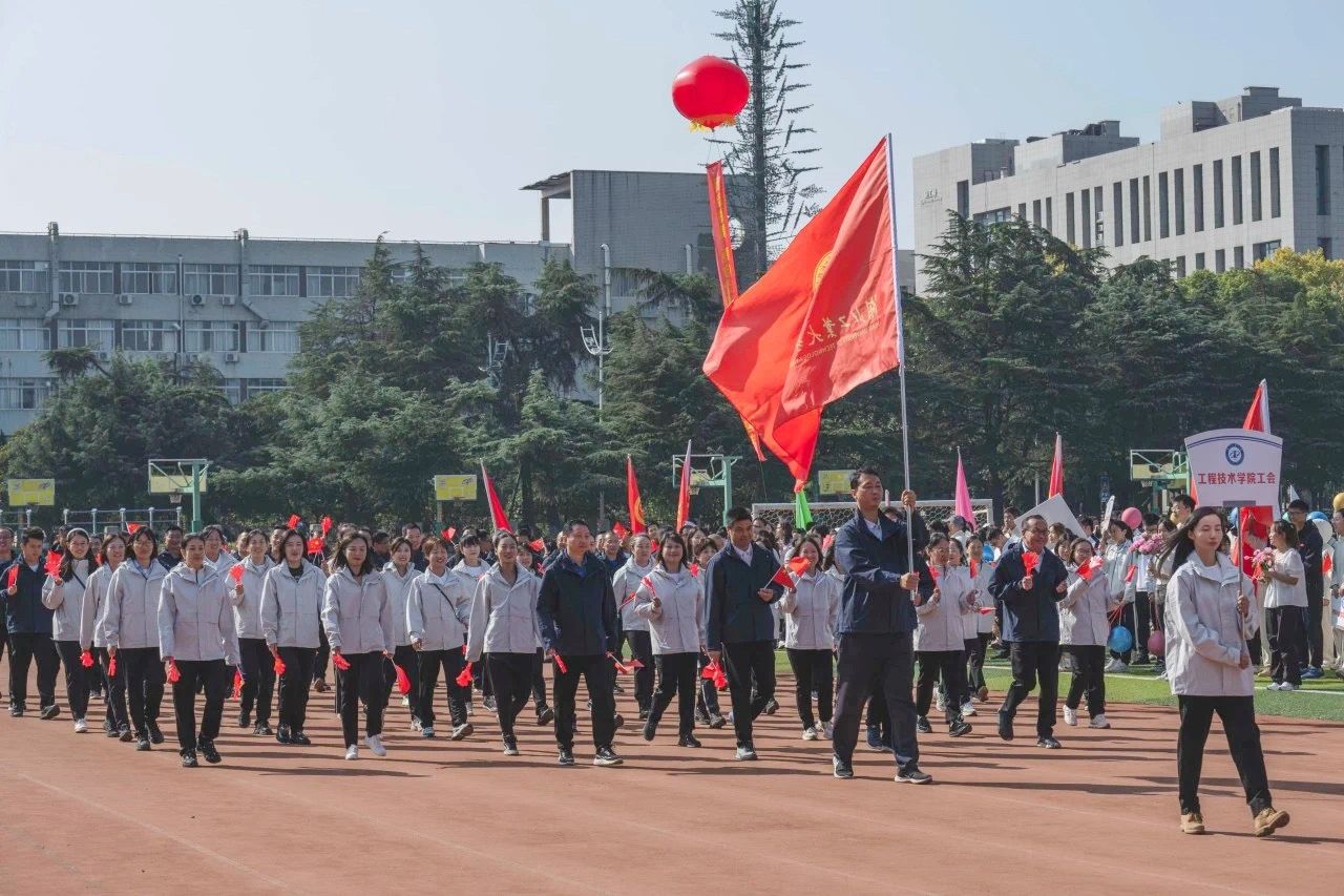 战罢球场，球员斗志昂扬喜获佳绩的简单介绍