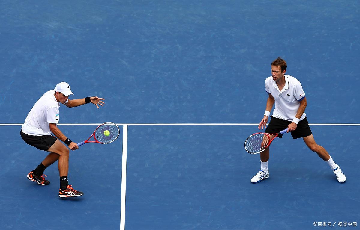 克鲁塞罗球员强力封堵对手进攻