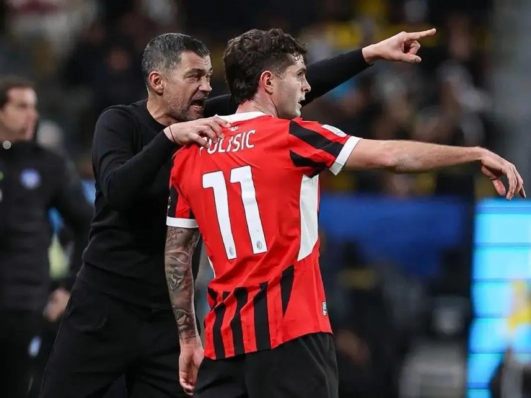 克鲁塞罗球员强力封堵对手进攻