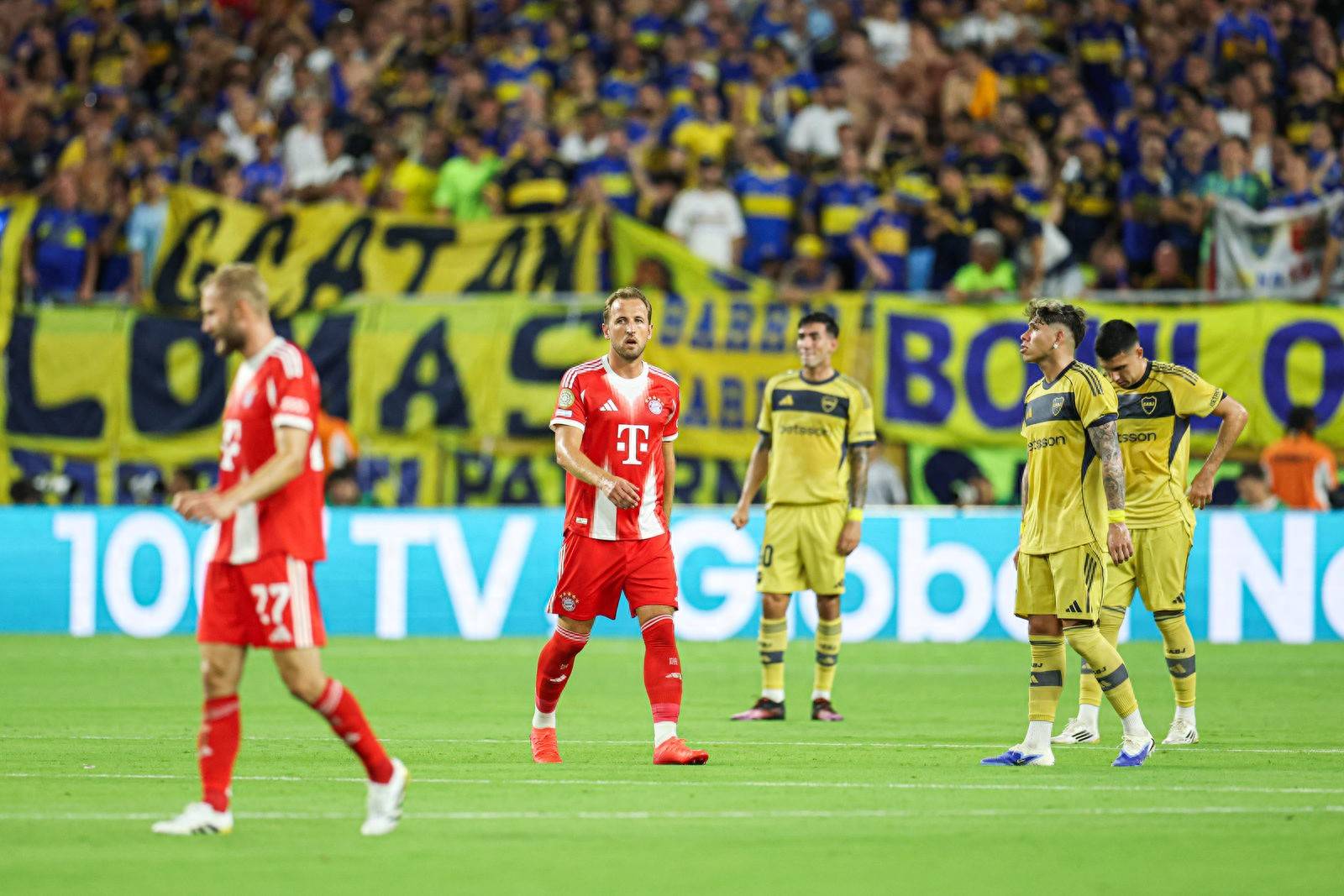 杜塞尔多夫球队庆祝球迷节日，球员士气高昂