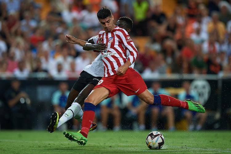 欧预赛赛场上的对垒，势均力敌展开激烈角逐