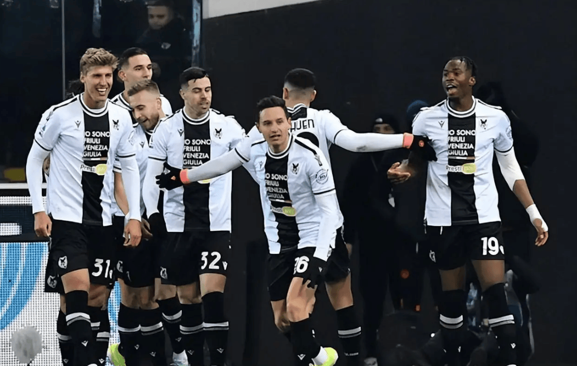 包含乌迪内斯将与佛罗伦萨对决，在球场上较量的词条