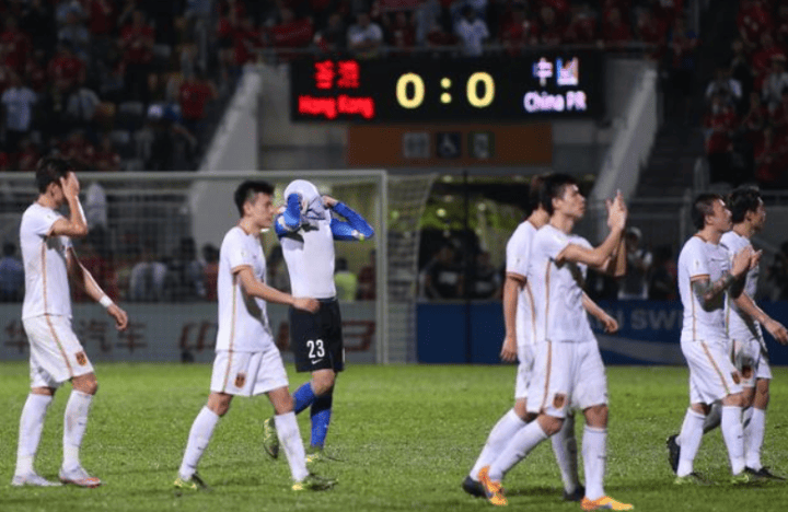 国内足球赛场上上演激烈对决 国内足球赛场上上演激烈对决