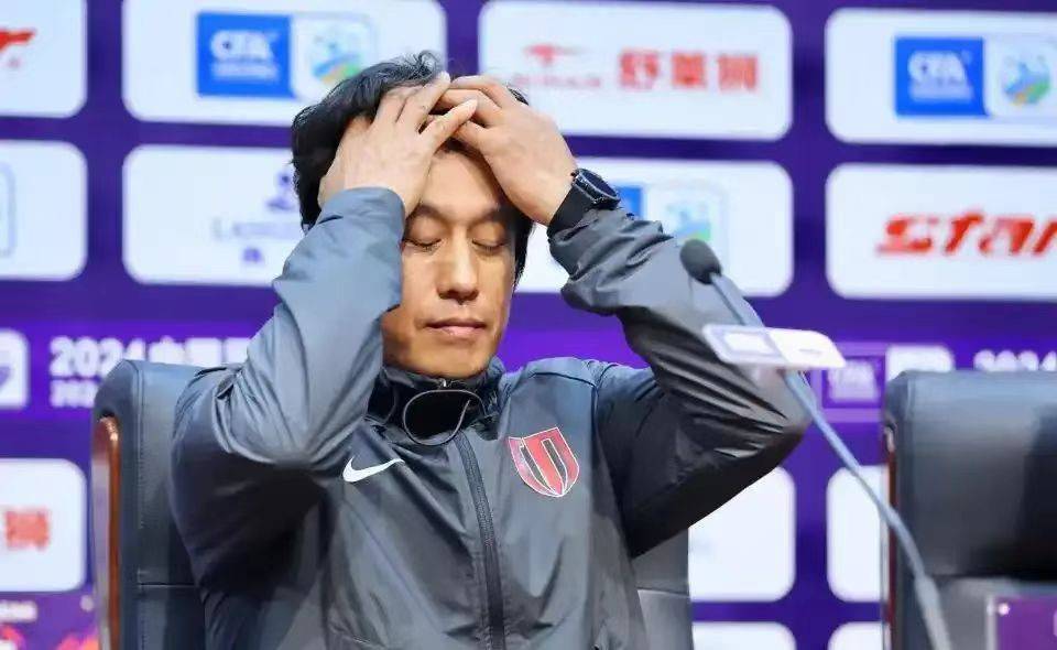 主教练离队球队面临重建难题