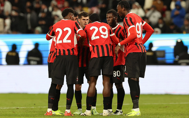 卡利亚里球员合影庆祝战胜AC米兰，展现团结力量