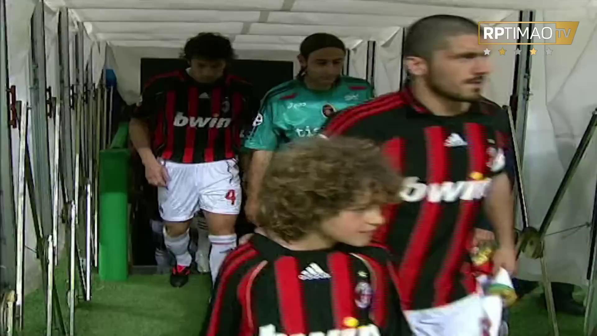 卡利亚里球员合影庆祝战胜AC米兰，展现团结力量