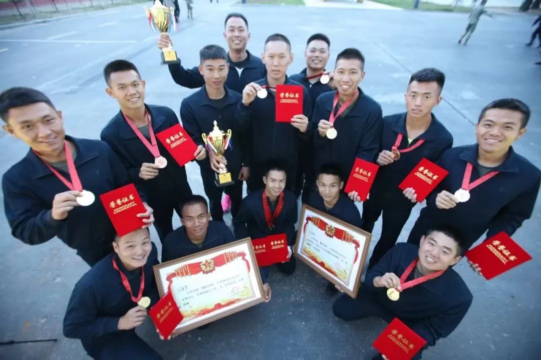 队员们挥汗拼搏,场上激烈较量令人期待 队员们挥汗拼搏,场上激烈较量令人期待