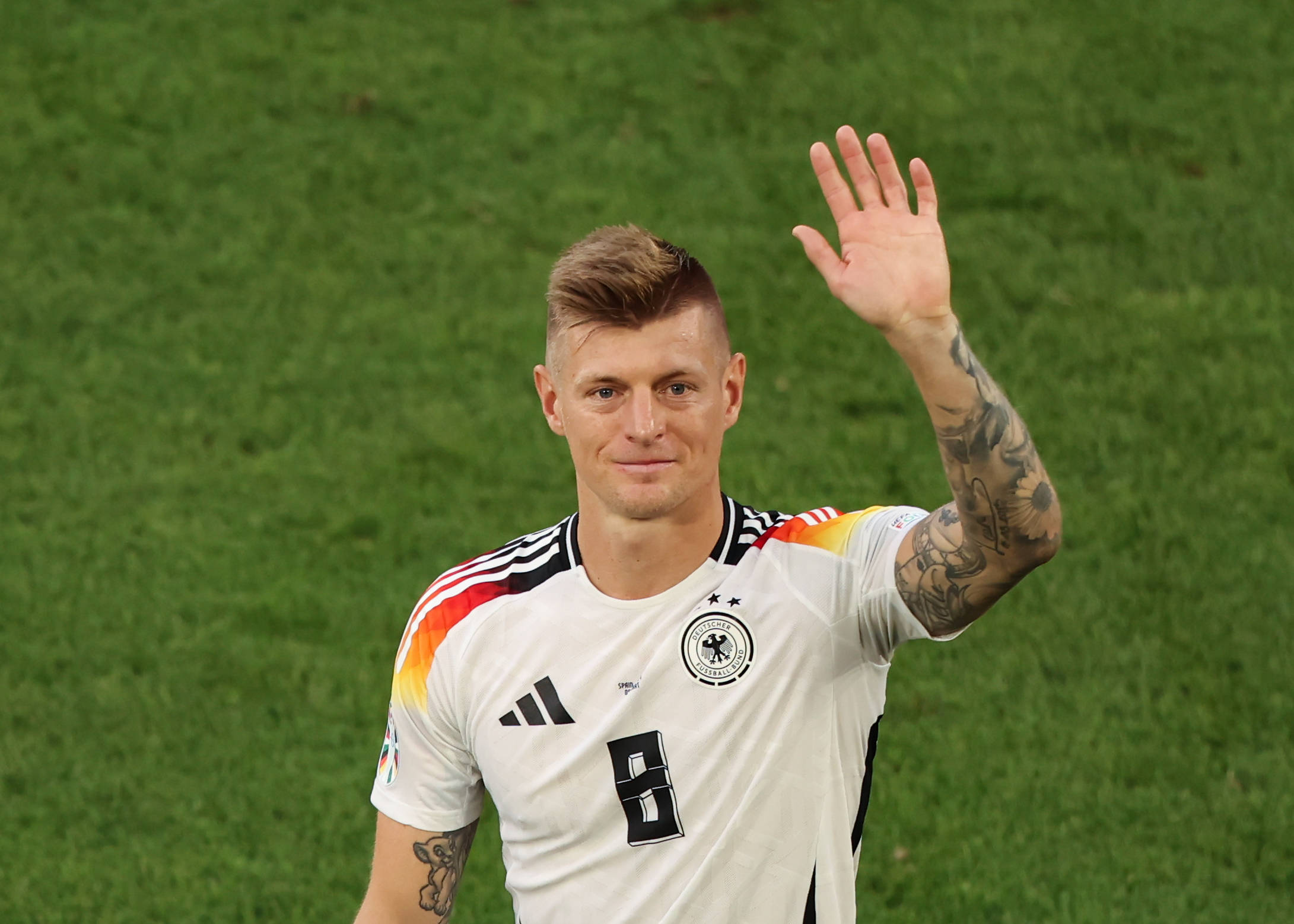 欧锦赛资格赛名将争霸，球场上高潮连连