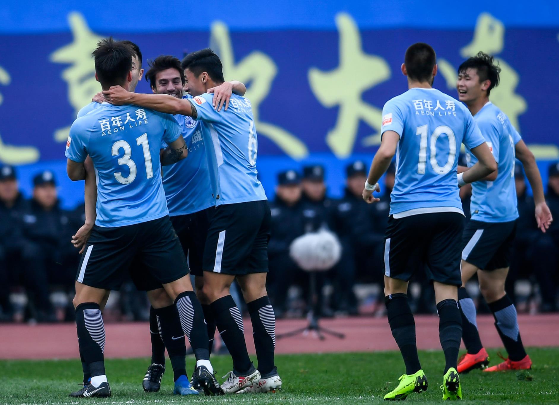 大连一方决斗深圳佳兆业，实力碰撞看谁更强的简单介绍