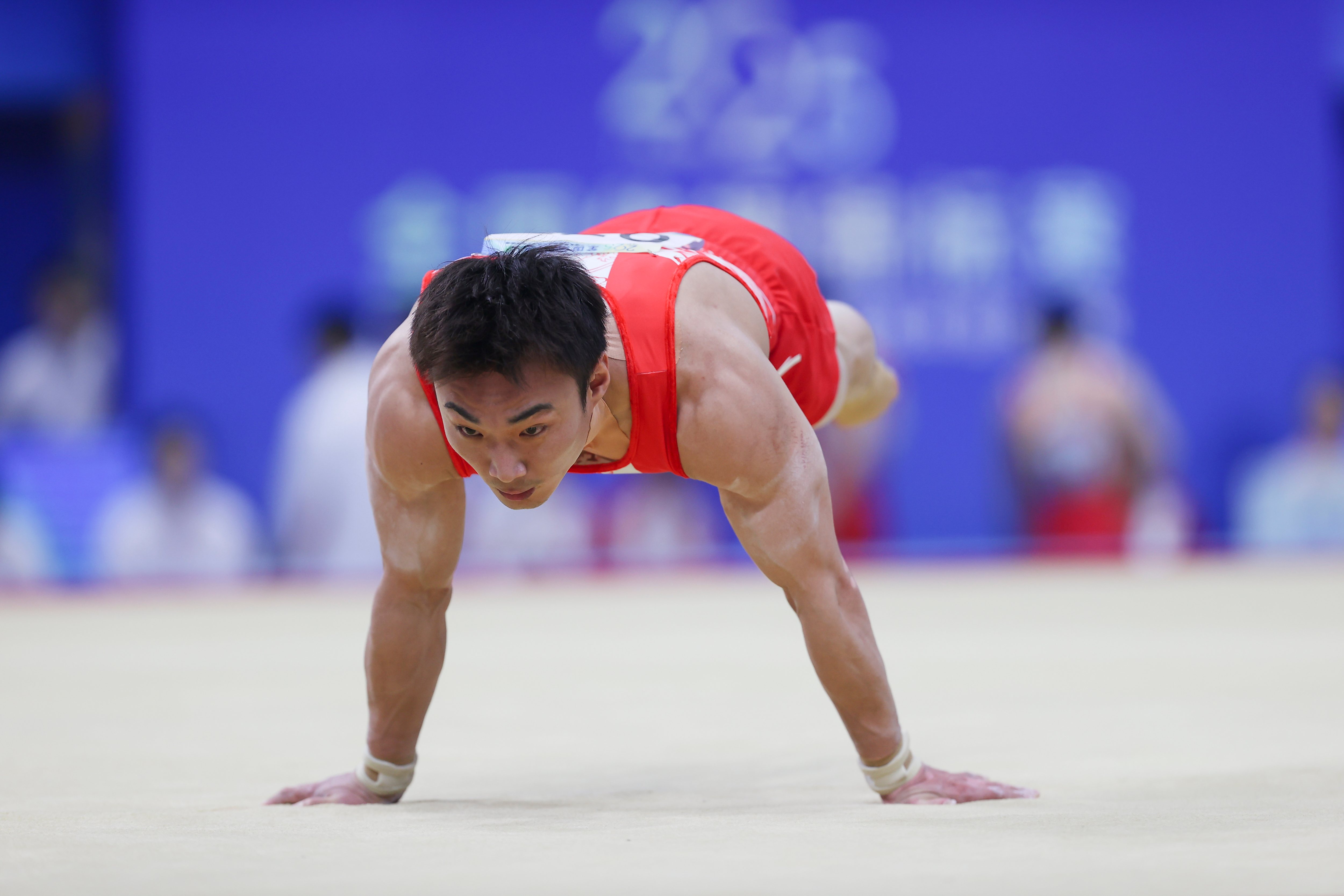 体操男团在团体赛中展现团队精神