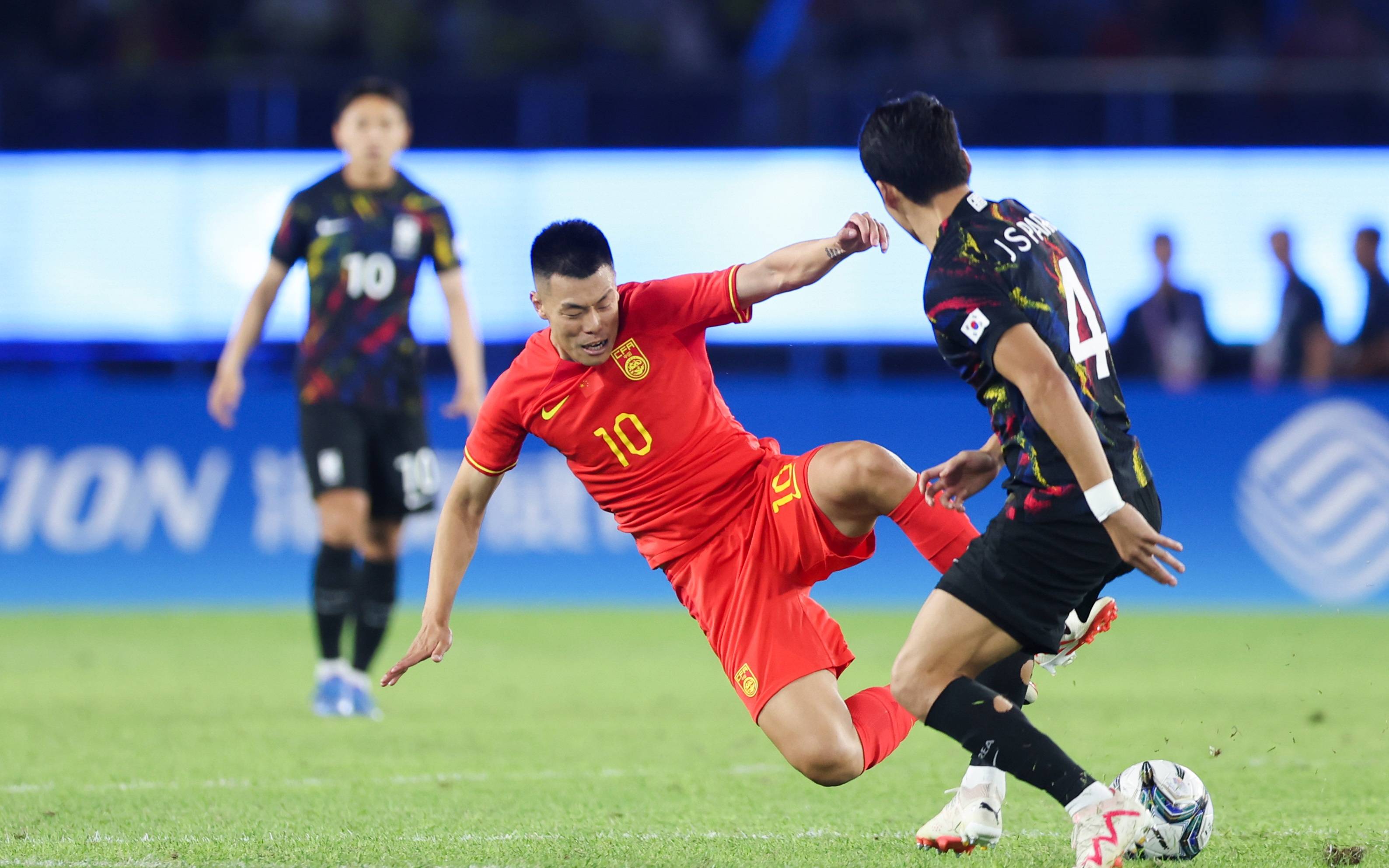 包含强队交手,激烈比赛唤起观众狂热情绪的词条 包含强队交手,激烈比赛唤起观众狂热情绪的词条