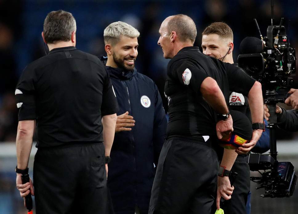 包含强队交手,激烈比赛唤起观众狂热情绪的词条 包含强队交手,激烈比赛唤起观众狂热情绪的词条