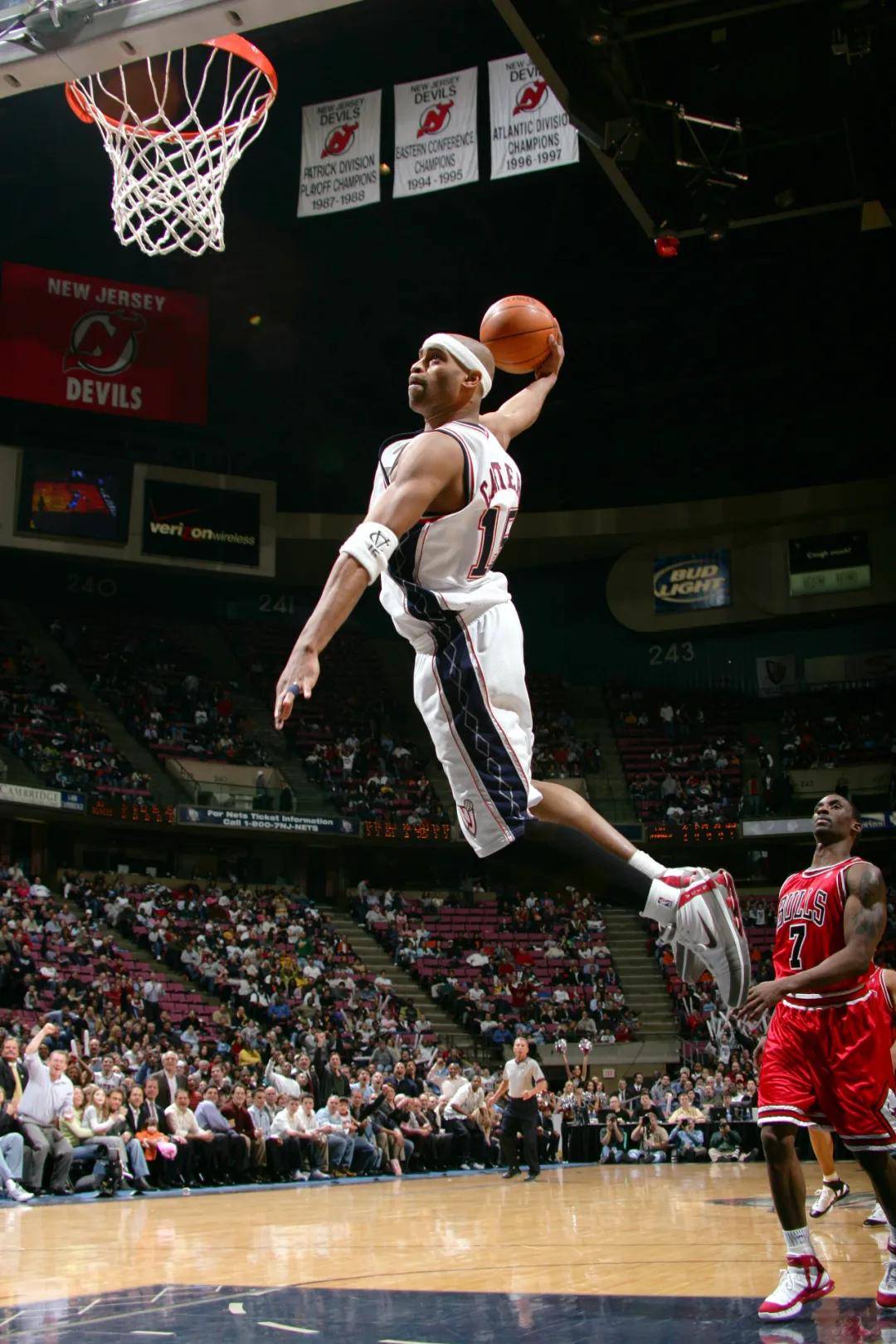 高空扣篮：美国篮球选手高难度表现惊艳全场的简单介绍