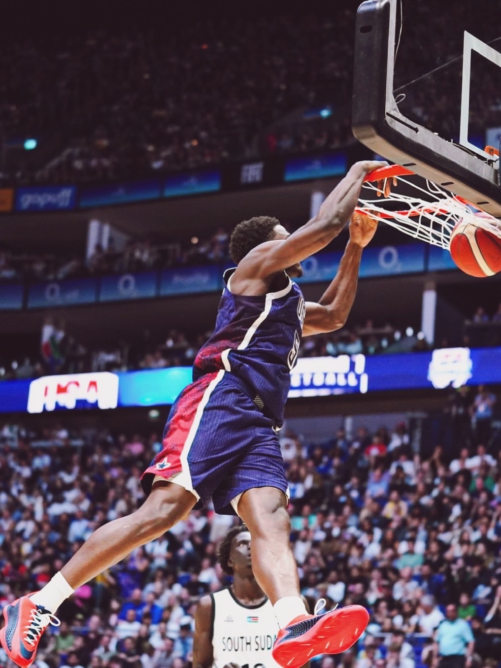 高空扣篮：美国篮球选手高难度表现惊艳全场的简单介绍