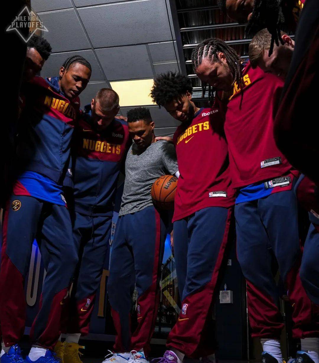 包含小牛队主控因伤退出下场比赛，状态堪忧的词条