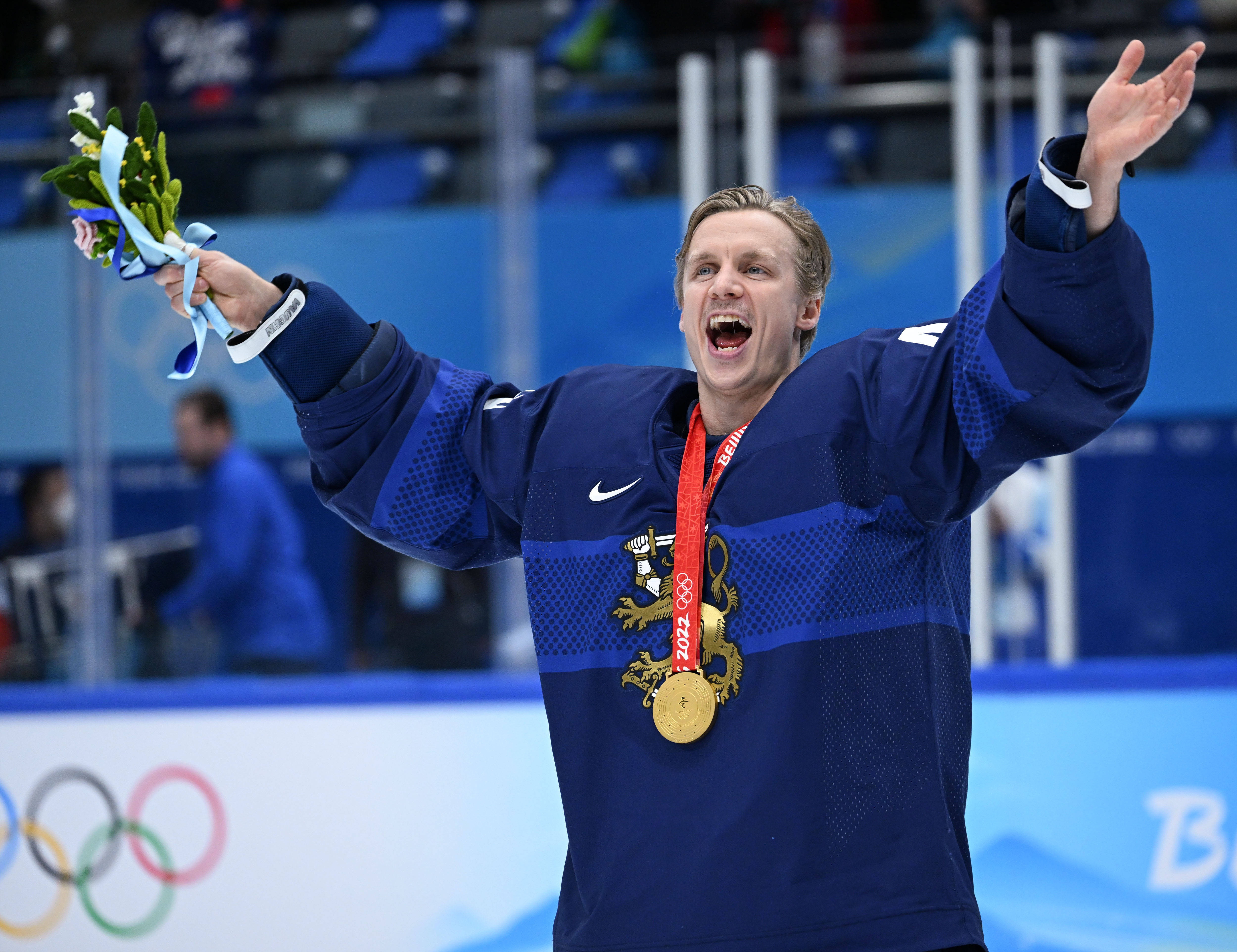 冰球比赛高潮迭起！芬兰队飒爽问鼎！