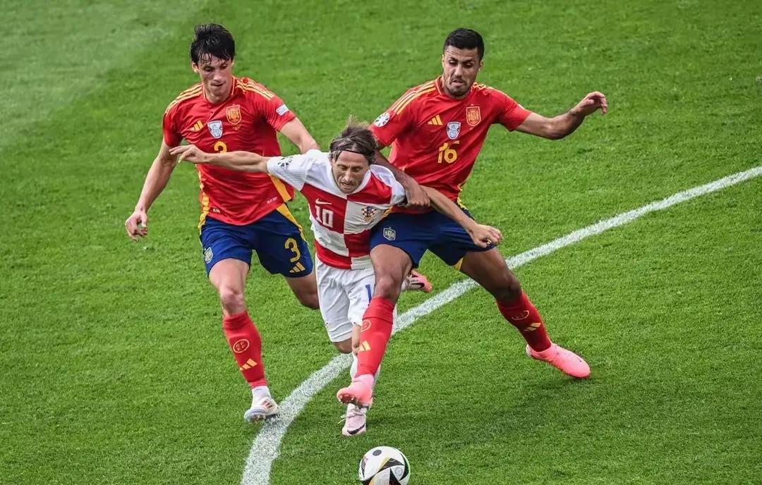 克罗地亚队大胜，成功闯入强