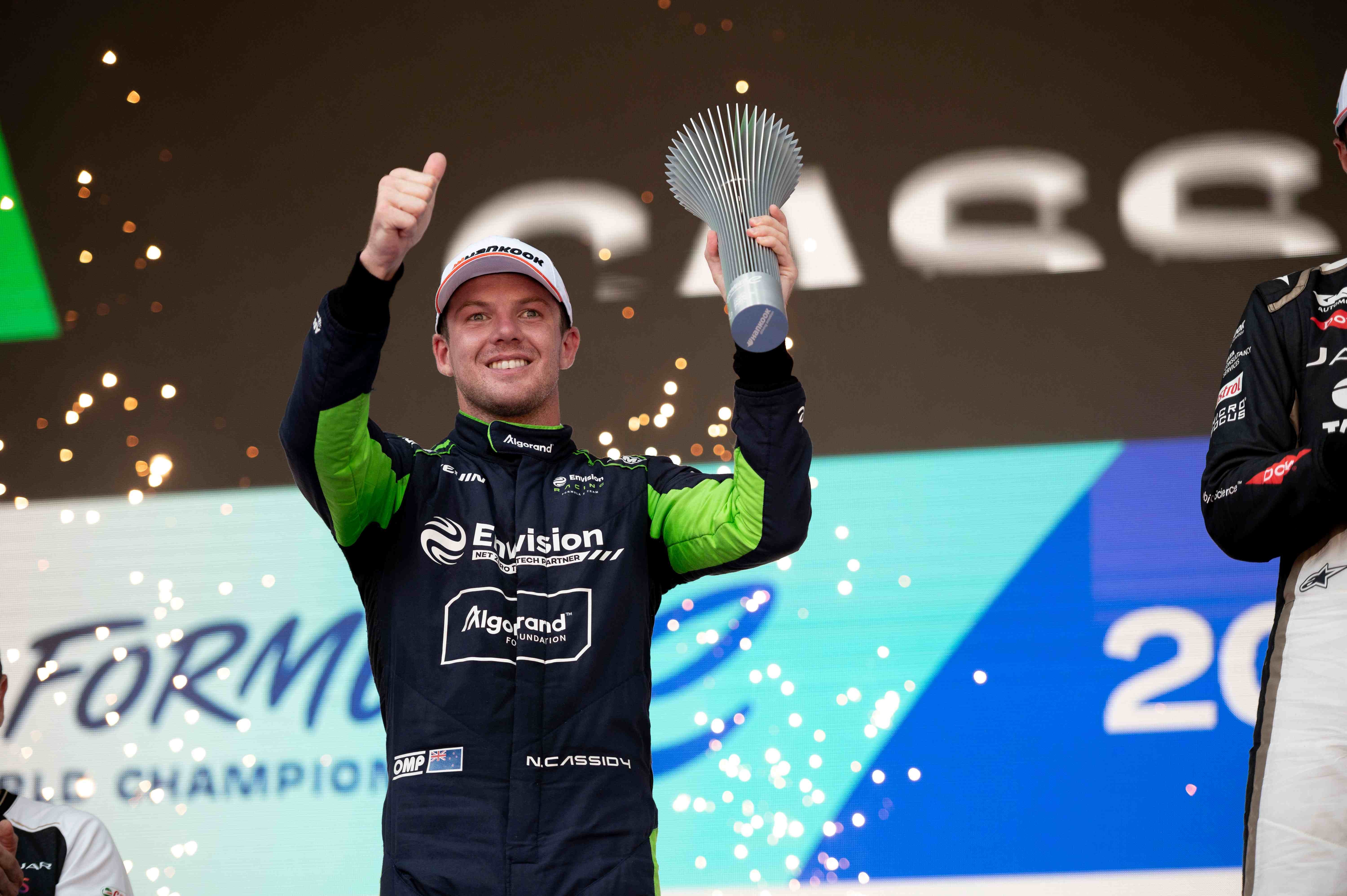 格雷蒂内创纪录获胜，领跑积分榜