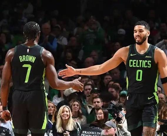 包含76人逆转凯尔特人，赢得系列赛首胜的词条