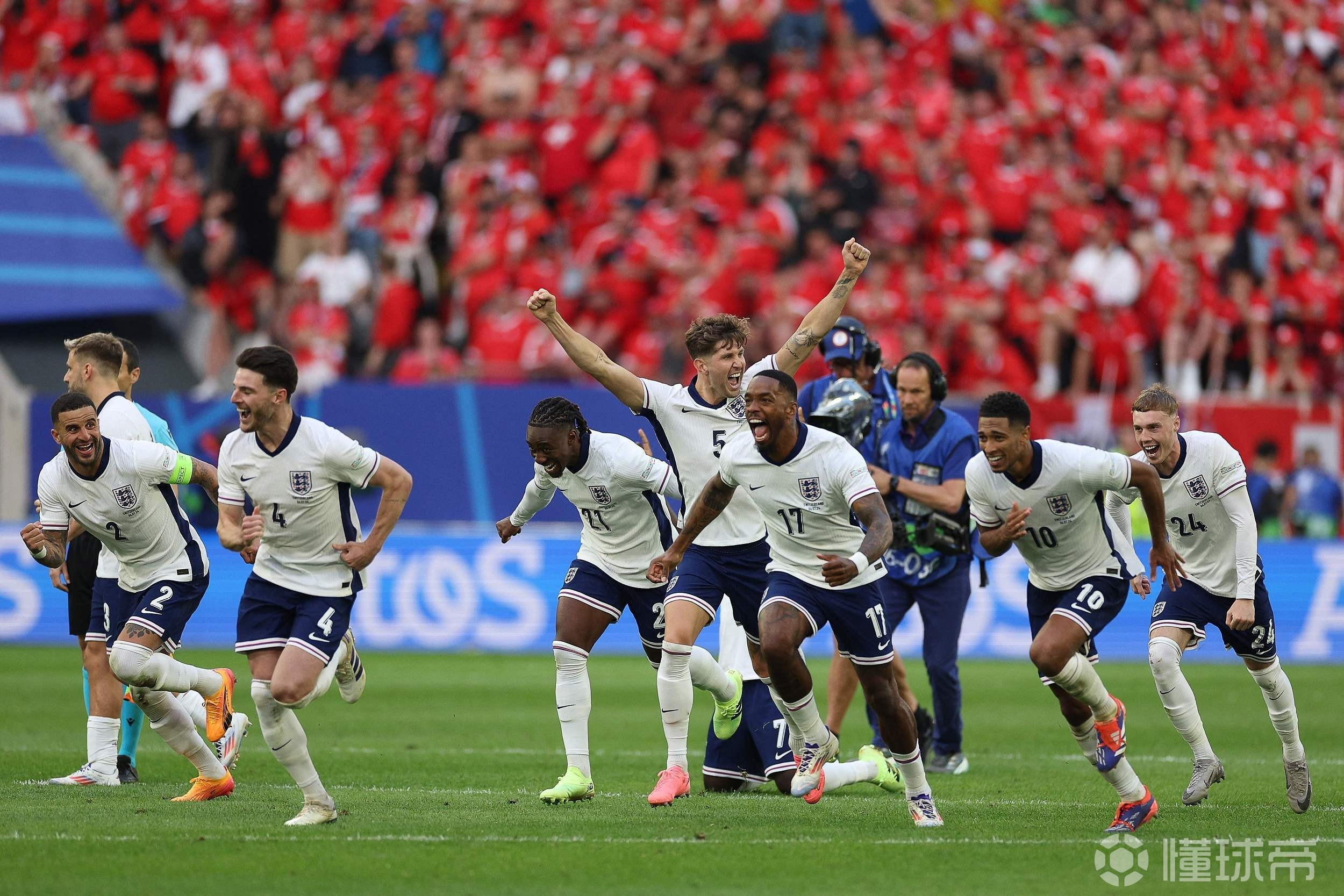 英格兰挑战乌克兰，团队拼搏