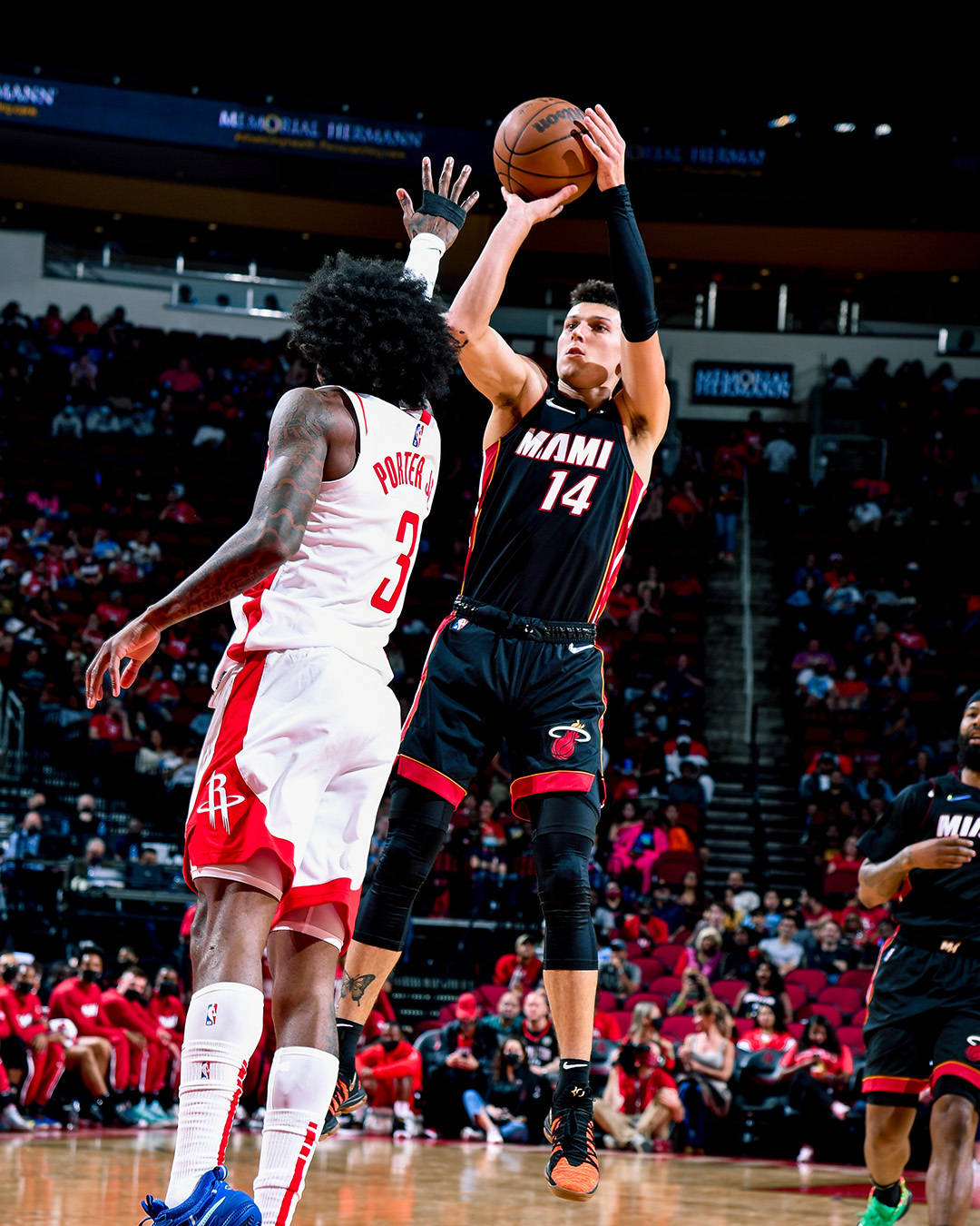 开云体育-海子主场逆转热火，扳平系列赛