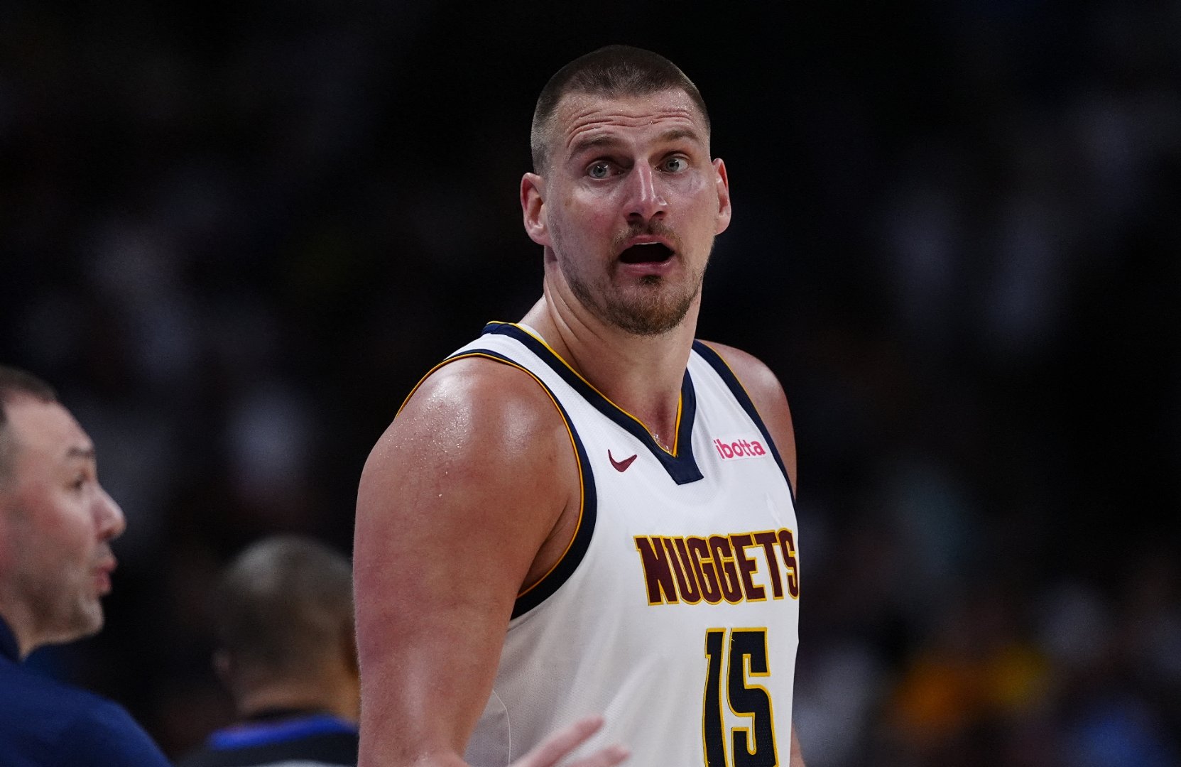 约基奇复出掘金深夜对决本轮前争