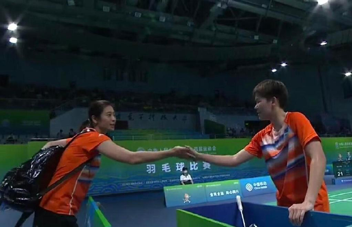 日本队横扫韩国队，黄鸭组合点燃赛场